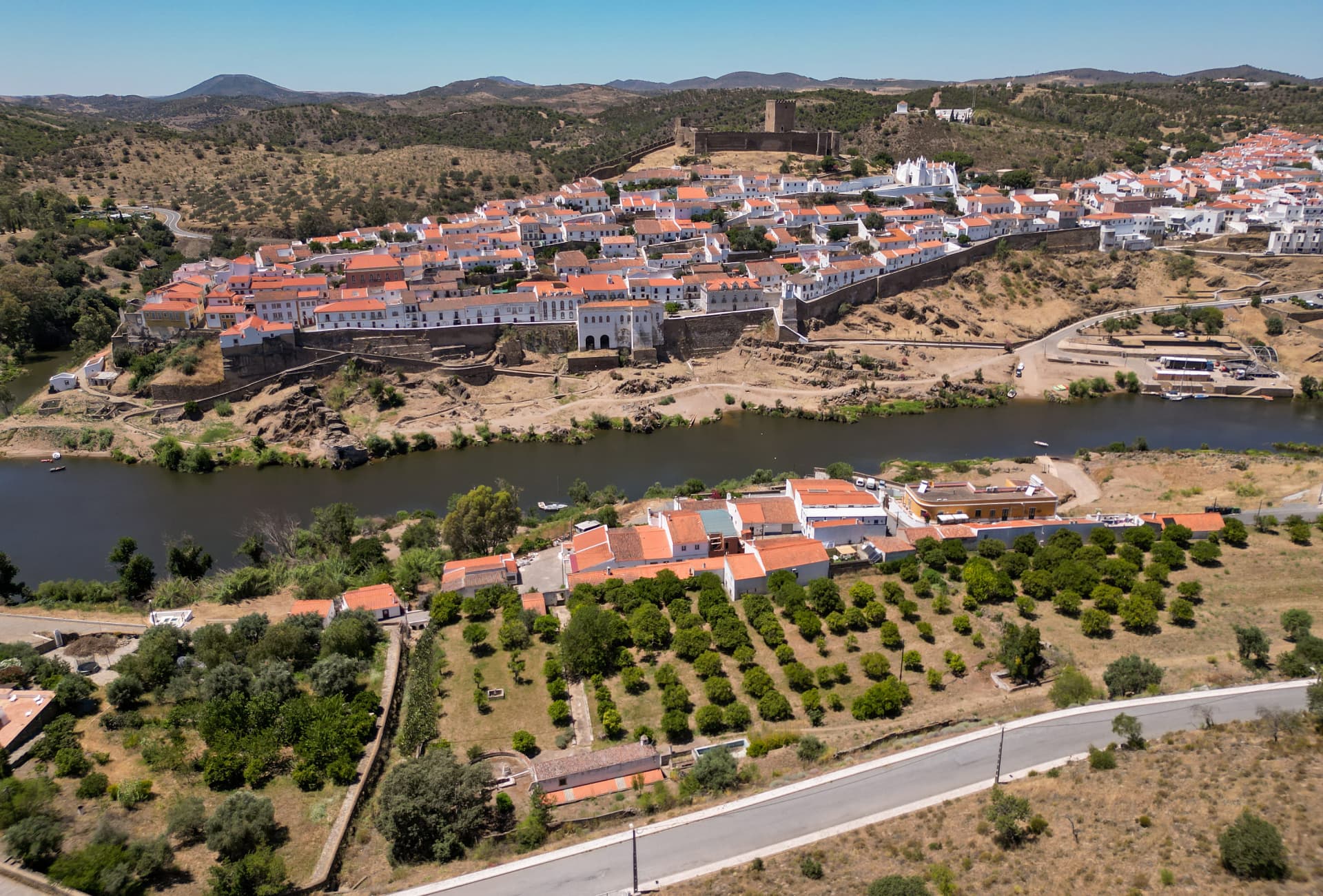 Panorâmica aérea da vila de Mértola e do vale do Guadiana
