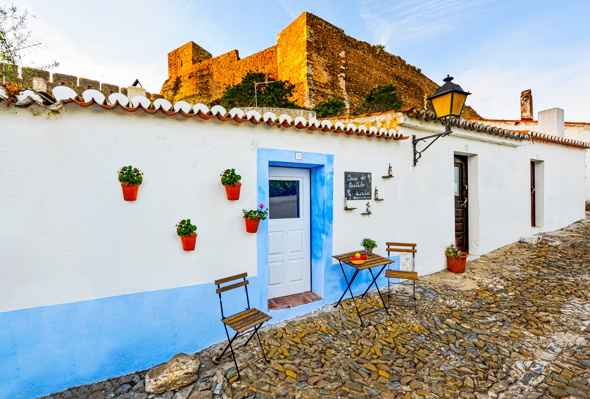 Fachada da Casa do Castelo no centro histórico de Mértola