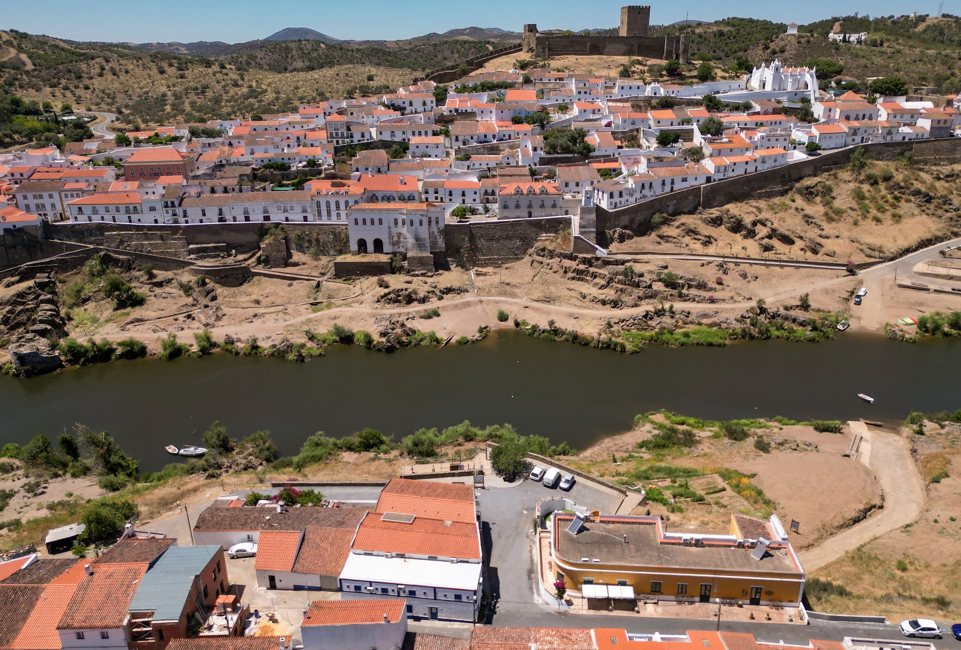 Vista aérea de Mértola com o castelo, a muralha e o rio Guadiana