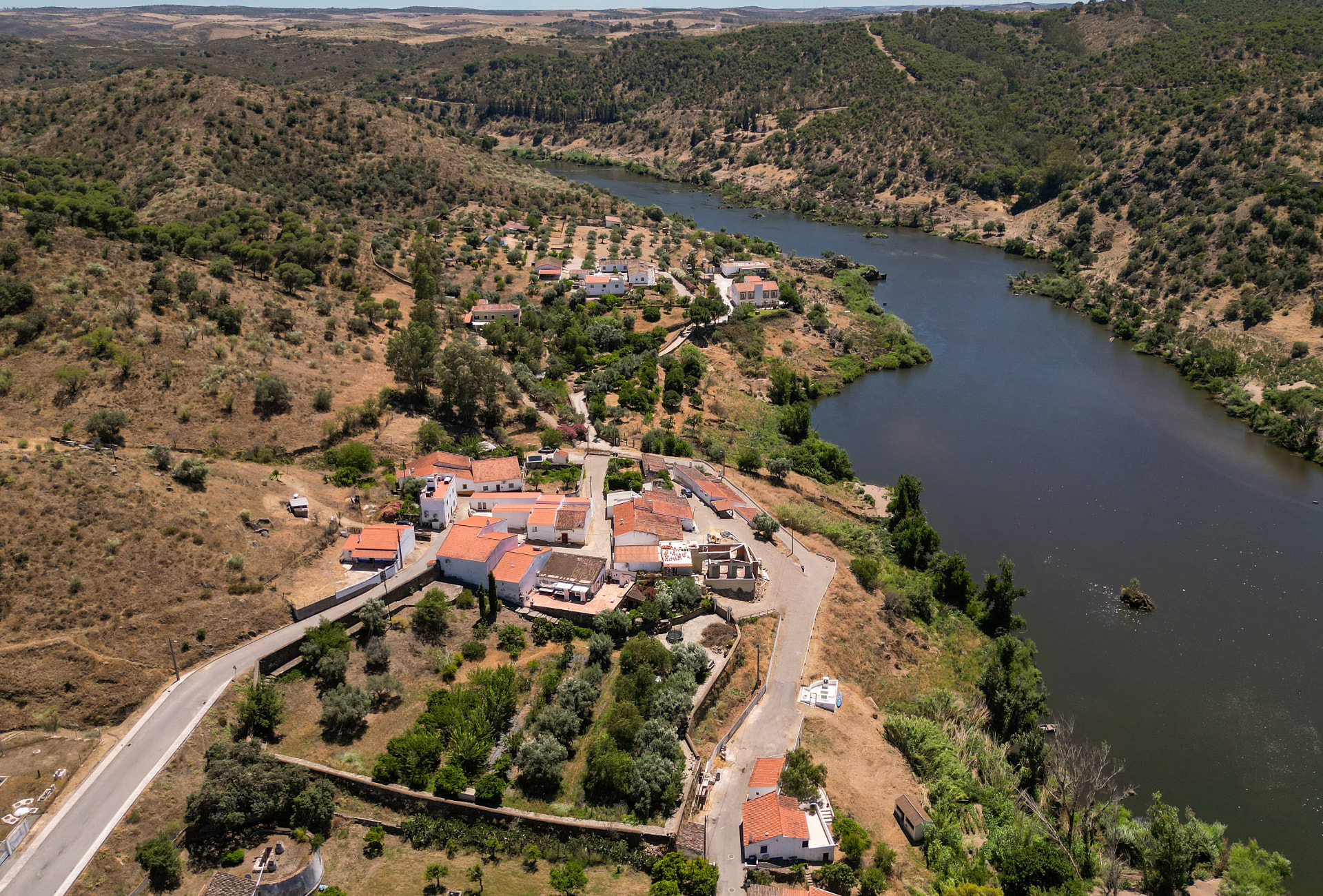 Vale do Guadiana visto de drone, com colinas, olival e o rio