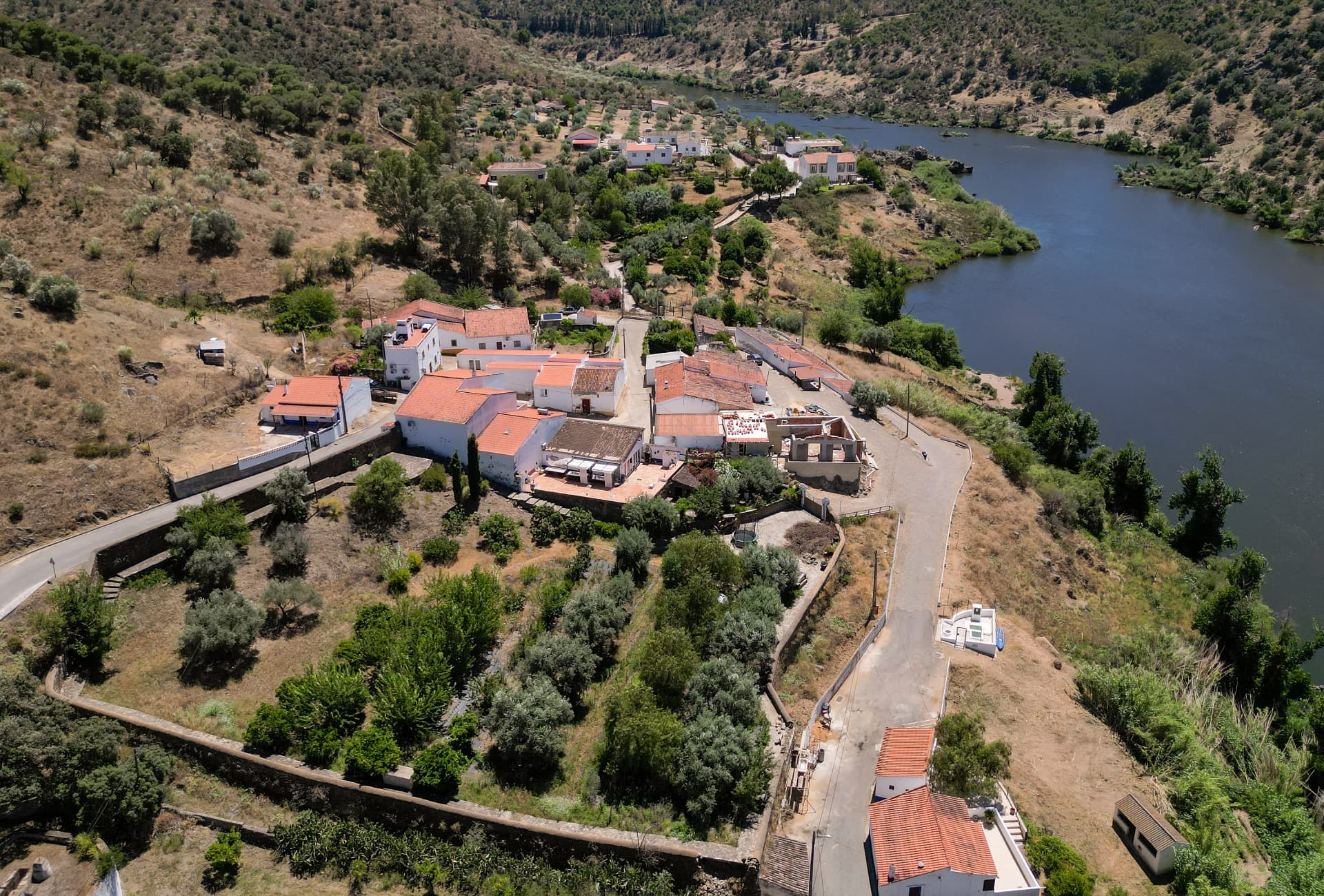 Vista aérea da aldeia junto ao rio Guadiana, perto de Mértola