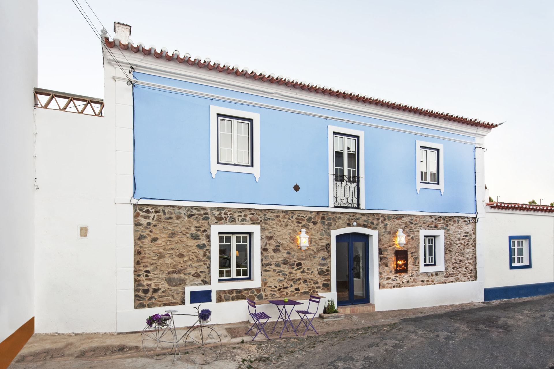 Fachada azul e branca da Casa da Tia Amália, numa rua de Mértola