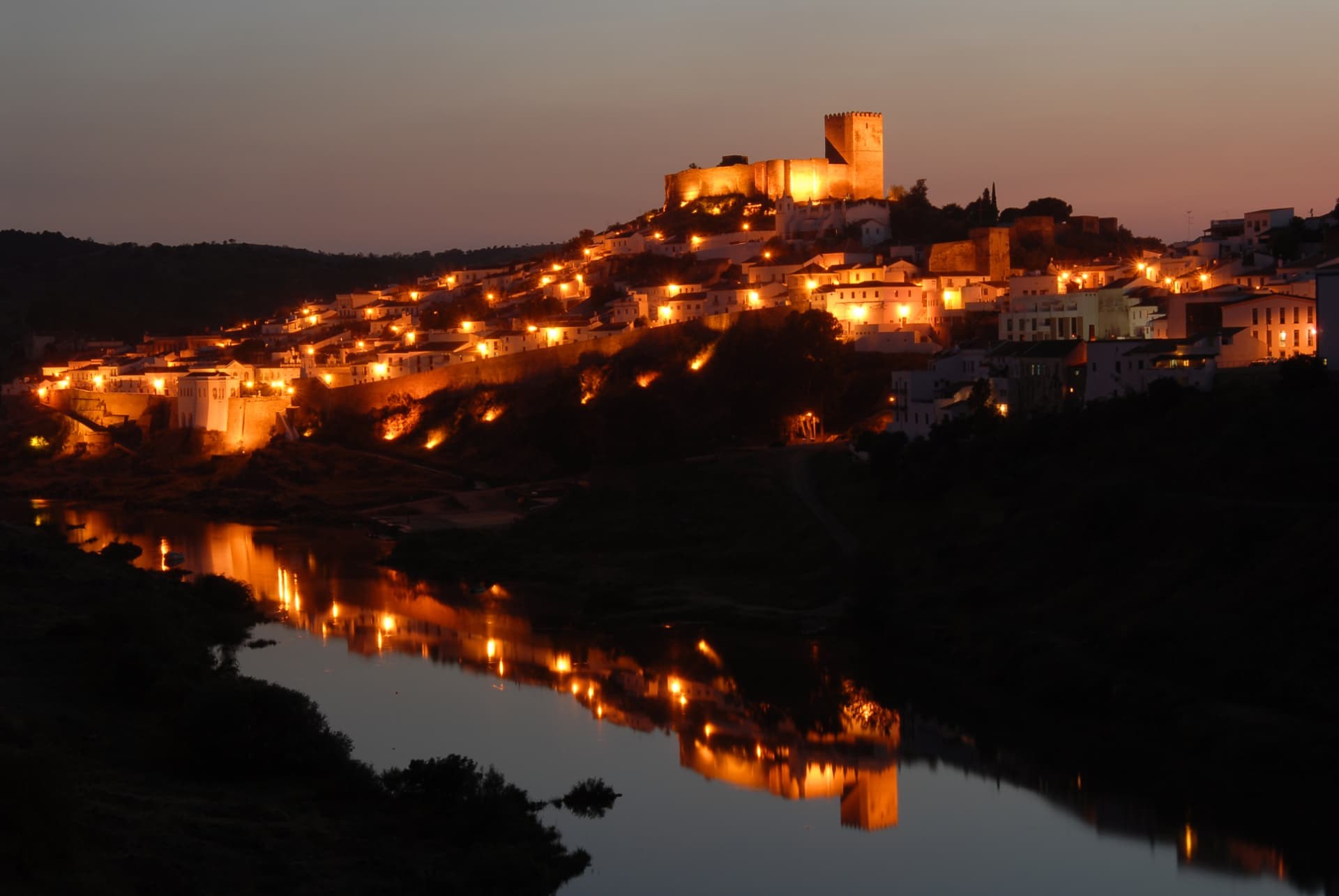 Vista panorâmica de Mértola sobre o rio Guadiana