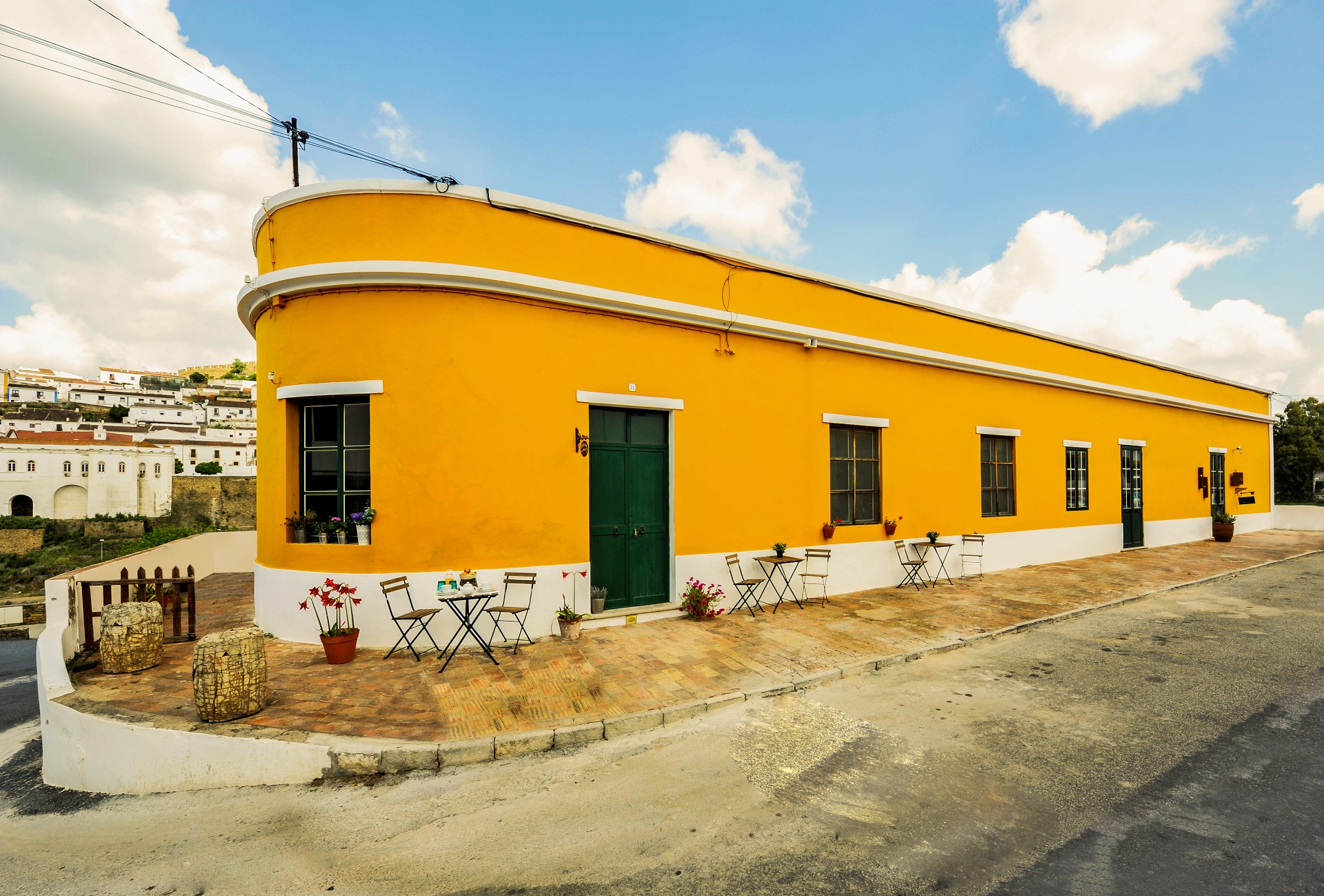 Casa Amarela — fachada amarela em Além Rio, Mértola